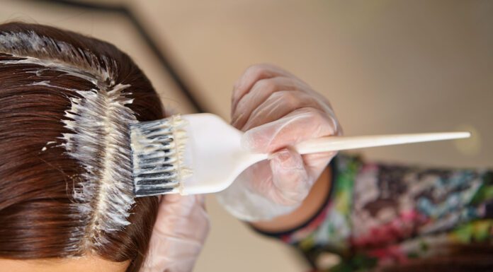 Чи можна підлітку фарбувати волосся: думка експерта