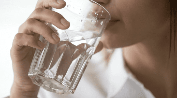 Питний режим: чому вода важлива для жіночого організму