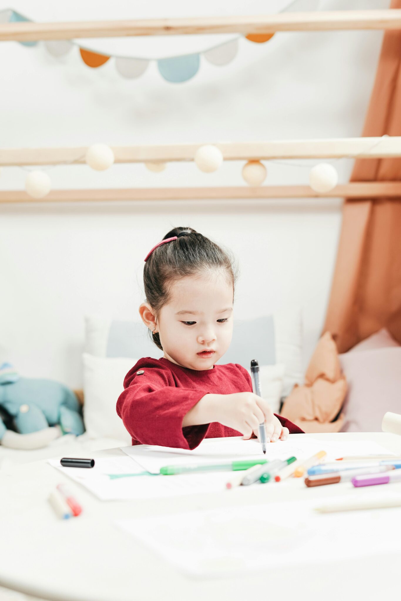 Дівчинка грає в магазин з іграшковими грошима