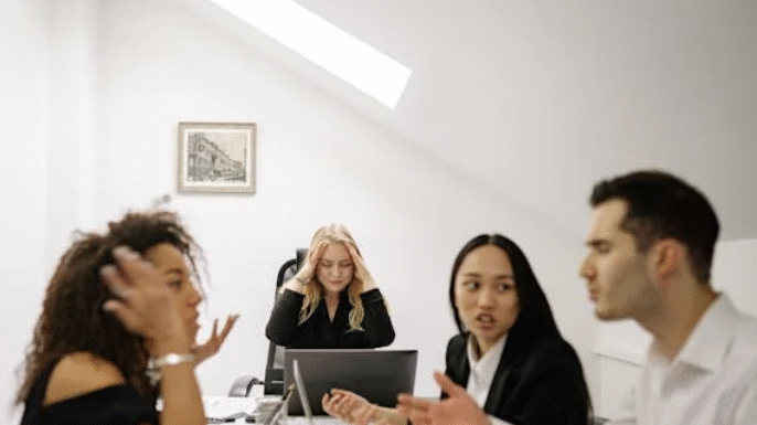 Емоційний інтелект на роботі: Як розуміння емоцій допомагає будувати кар’єру та стосунки з колегами