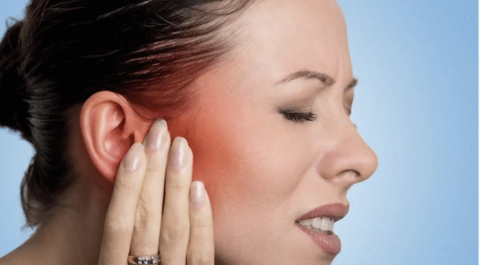 Чому з’являються висипання у вухах: головні причини та профілактика
