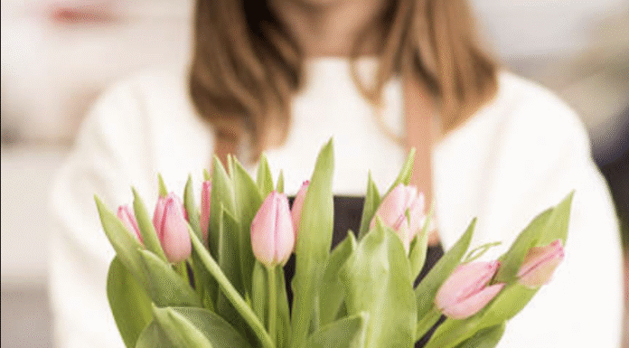 Красиві привітання з 8 Березня жінкам та дівчатам